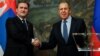 Ministar spoljnih poslova Rusije Sergej Lavrov (desno) rukuje se sa ministrom spoljnih poslova Srbije Nikolom Selakovićem na konferenciji za štampu nakon njihovog sastanka u Moskvi, Rusija, 16. aprila 2021. (Foto: Rojters, Juri Kočetkov)