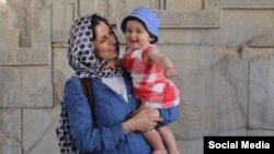 نازنین زاغری و فرزندش در سفر به ایران.
