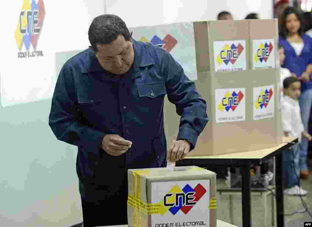 Ông Hugo Chavez đi bỏ phiếu ở Caracas trong cuộc bầu cử tổng thống.