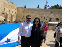 El presidente de Honduras, Juan Orlando Hernández, y su esposa, Ana García, aparecen en el Muro Occidental horas antes de la apertura de una oficina comercial hondureña, en la Ciudad Vieja de Jerusalén, el  1 de septiembre de 2019. [Archivo]
