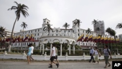 Tross tuvo a su cargo la negociación y organización de la Sexta Cumbre de las Américas que tuvo lugar en Cartagena, Colombia.