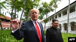 川普总统在新加坡与金正恩一同行走，并回答媒体问题