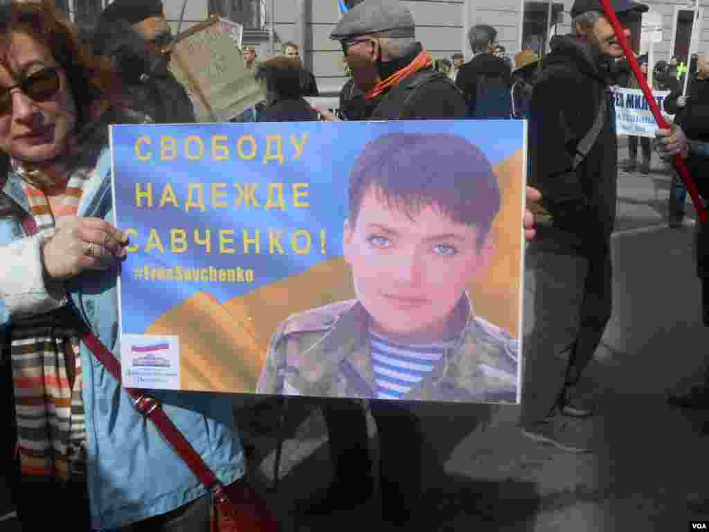 Взятую в заложники летчицу Надежду Савченко в Санкт-Петербурге поддерживали на русском…