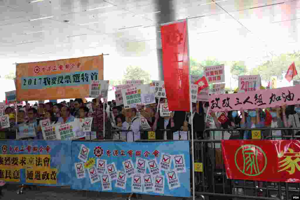 港府公佈政改方案對立團體立法會外衝突(美國之音海彥拍攝)