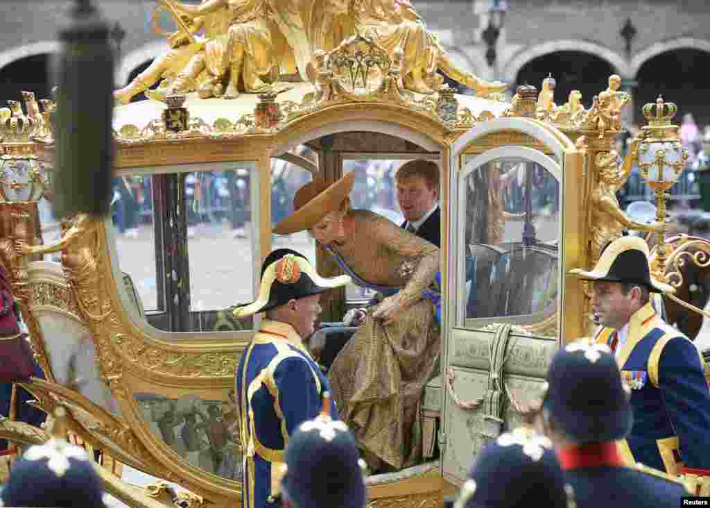 Raja Willem-Alexander dan Ratu Maxima tiba dengan mengendarai "Hall of Knights" atau kereta dari abad ke-13 yang ditarik kuda untuk membuka sidang pertama parlemen Belanda di Den Haag.