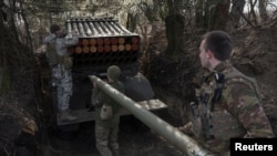 Украинские военнослужащие на своей позиции возле Покровска в Донецкой области, Украина, 14 февраля 2025 года. REUTERS/Anatolii Stepanov