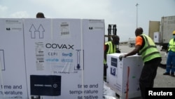 Pekerja menurunkan kotak vaksin COVID-19 yang didistribusikan ke negara-negara berpenghasilan rendah di bawah inisiatif COVAX, di Abidjan, Pantai Gading, 26 Februari 2021. (Foto: dok).
