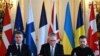 Президент Франции Эммануэль Макрон, премьер-министр Великобритании Кир Стармер и президент Украины Владимир Зеленский на пленарном заседании в рамках саммита в Лондоне 2 марта 2025 года.