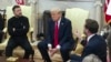 Джей Ди Вэнс, Владимир Зеленский и Дональд Трамп в Овальном кабинете Белого дома, пятница, 28 февраля 2025 года, в Вашингтоне. (фото AP/ Mystyslav Chernov)