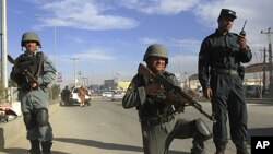 Cảnh sát Afghanistan canh gác tại một chốt kiểm soát ở Kabul