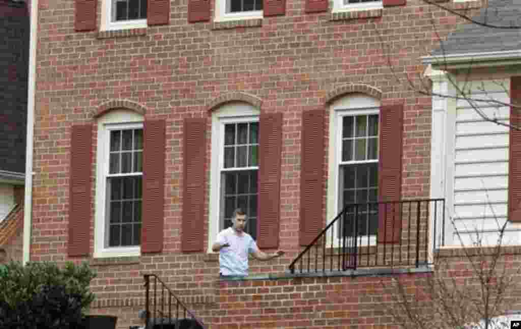 Ông Ruslan Tsarni, người chú của hai nghi can đánh bom ở Boston trước tư gia ở Montgomery Village, bang Maryland
