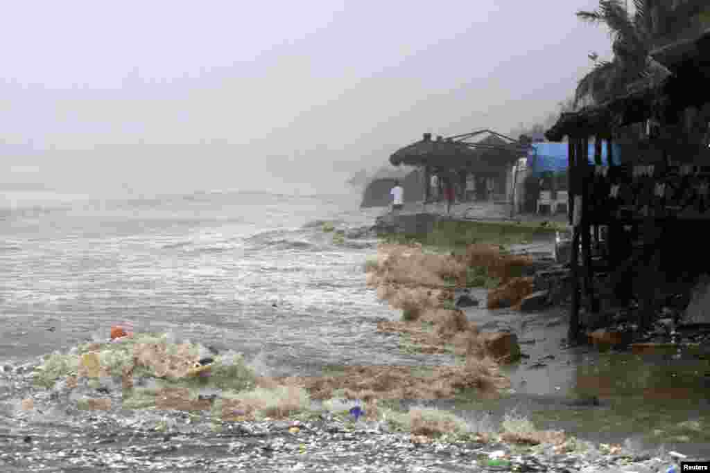 Ombak membanjiri pantai di Acapulco, Meksiko (15/9).