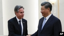 Waziri wa mambo ya nje wa Marekani Antony Blinken,(Kushoto) akiwa na rais wa China Xi Jinping mjini Beijing Jumatatu.