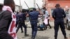 Polícias bate em manifestantes em Luanda, quando estes participavam numa manifestação contra o desemprego