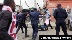 Polícias bate em manifestantes em Luanda, quando estes participavam numa manifestação contra o desemprego