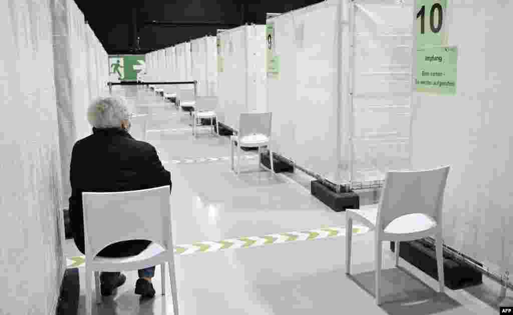 Seorang wanita lansia menunggu dipanggil untuk menerima vaksin Pfizer-BioNTech COVID-19 di pusat vaksinasi kota Ludwigsburg, Jerman (Foto: AFP).