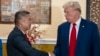 Ông Hùng Cao và ông Donald Trump khi vận động tranh cử ở nhà hàng Trường Tiền, Eden Center, Falls Church, Virginia, ngày 26/8/2024.