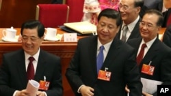 2013年人大会议开幕式后的习近平及其前任胡锦涛及温家宝总理。何清涟认为，习近平接过来的摊子太破，不能象胡温那样吃环境资源