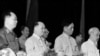 Hà Nội, 1966. Hình minh họa. Hồ Chí Minh (bìa phải), "người nổi lửa nhưng bất an vì viễn cảnh"; và Lê Duẩn (thứ hai từ phải), "đưa đến thống nhất nhưng tạo khủng hoảng toàn diện."