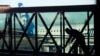 ARHIVA - Avion kompanije Aljaska erlajns na pisti aerodroma u Everetu, u državi Vašington (Foto: AP Photo/Ted S. Warren)