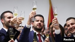 ARHIVA - Jakov Milatović proslavlja pobjedu na predsjedničkim izborima u Crnoj Gori sa Milojkom Spajićem (L) i Aleksom Bečićem (Foto: REUTERS/Marko Djurica)