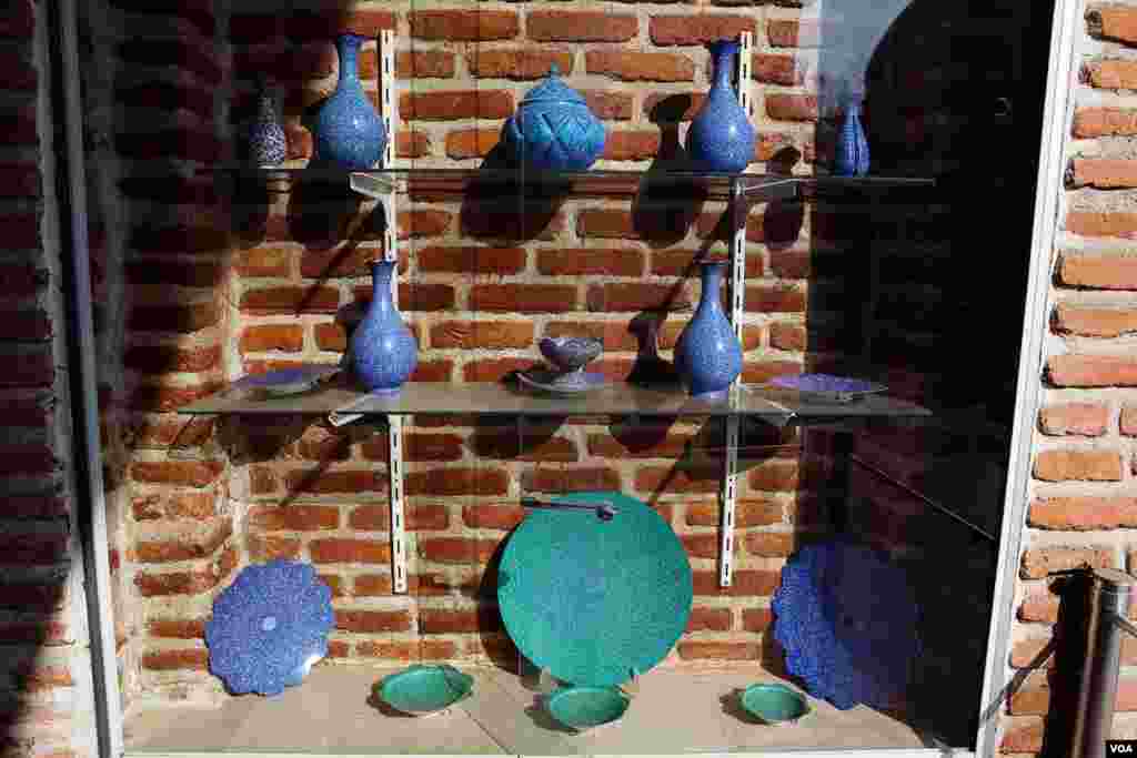 Museum di Masjid Biru di Yerevan menampilkan vas dan piring-piring yang memperlihatkan pengaruh Persia di Armenia, yang sebagian besar penduduknya beragama Kristen. (V. Undritz/VOA)