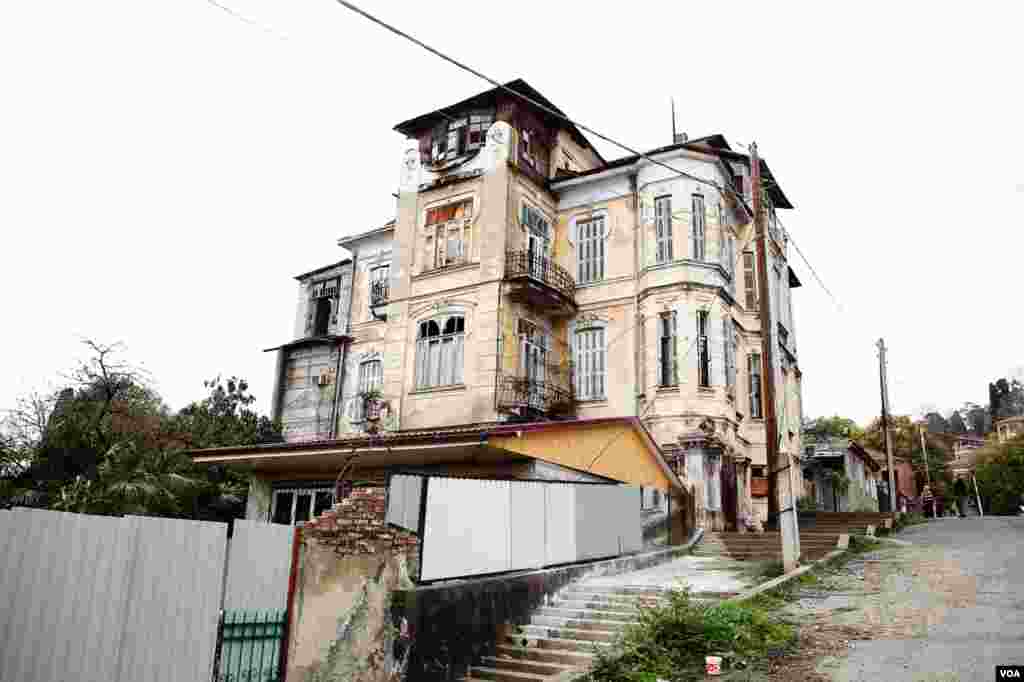 Rumah besar tepi bukit yang sudah kusam, dibangun dengan gaya Art Nouveau, memperlihatkan masa jaya Sukhumi sebagai kota pelabuhan dan sanatorium kesehatan jaman Czar Rusia. (V. Undritz/VOA)