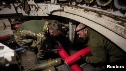 FILE - Prajurit Ukraina dari brigade penyerangan terpisah ke-92 memuat peluru ke dalam howitzer self-propelled M109 sebelum menembak ke arah pasukan Rusia, di tengah serangan Rusia ke Ukraina, dekat kota Vovchansk di wilayah Kharkiv, Ukraina 20 Mei 2024.