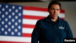Imagen de archivo del gobernador de Florida, Ron DeSantis, hablando en un evento de campaña "Never Back Down" en Newton.
