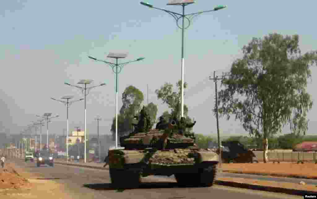 Um tanque militar patrulha uma das principais vias da cidade. Juba, Dez. 16, 2013.&nbsp;