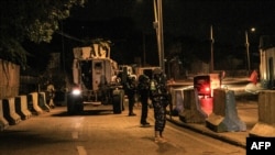 Agentes policiais da missão de paz da União Africana na Somália (AMISOM) patrulham uma rua em Mogadíscio, Somália, 17 de Setembro de 2019. (arquivo)