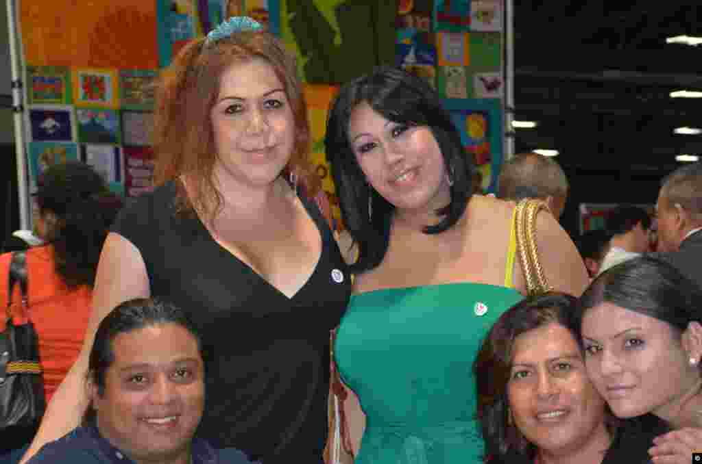 Las integrantes de la rganizción, Casa Ruby, entre el público, se dedican a prevenir que las personas del colectivo transexual caigan en situaciones de discriminzación que, dicen, aumenta el riesgo de exposición al VIH. (F