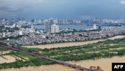ຮູບພາບທີ່ຖ່າຍທາງອາກາດໃບນີ້ ສະແດງໃຫ້ເຫັນ ແມ່ນໍ້າແດງທີ່ຖ້ວມລົ້ນ ໃນ ນະຄອນຫຼວງ ຮາໂນ່ຍ ໃນວັນທີ 10 ກັນຍາ 2024, ພາຍຫຼັງພາຍຸ ໄຕ້ຝຸ່ນ ຢາກີິ ພັດຂຶ້ນຖະຫຼົ່ມ ພາກເໜືອຂອງຫວຽດນາມ.