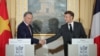 Tổng thống Pháp Emmanuel Macron (phải) và Chủ tịch nước Việt Nam Tô Lâm bắt tay nhau trong cuộc họp báo chung tại Điện Elysee ở Paris, Pháp, ngày 7/10/2024.