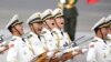 中国仪仗队在北京人民大会堂外面举行的欢迎刚果总统的仪式上呼喊（2016年7月5日）