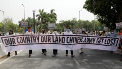 印度示威者在新德里手舉寫著“我們的國家我們的土地，中國軍隊滾出去”字樣的橫幅舉行抗議活動。（2020年6月19日）