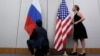 Сотрудник устанавливает российский флаг рядом с флагом США (архивное фото)
