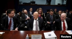 Tadašnji direktor FBI-a, Džejms Komni, levo, tadašnji direktor Nacionalne obaveštajne službe, Džejms Klaper i tadašnji direktor CIA-e, Džon Brenan sede pred svedočenje na Kapitol hilu u Vašingtonu, 25. februara 2016.