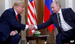Predsednik SAD, Donald Tramp, i predsednik Rusije, Vladimir Putin, rukuju se na početku sastanka u Predsedničkoj palati u Helsinkiju, Finska, 16. jula 2018.