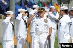 美国加利福尼亚州圣迭戈的一场海豹突击队仪式中，435联合特遣部队指挥官罗伯特·S·哈沃德中将和战士们敬礼。（2011年7月11日）