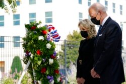 Rais Joe Biden na mkewe Jill Biden wakishiriki katika hafla ya kuweka shade la maua katika maadhimisho ya miaka 20 ya mashambulizi ya kigaidi huko Wizara ya Ulinzi - Kumbukumbu ya waliokufa eneo la Pentagon mjini Washington, Sept. 11, 2021.