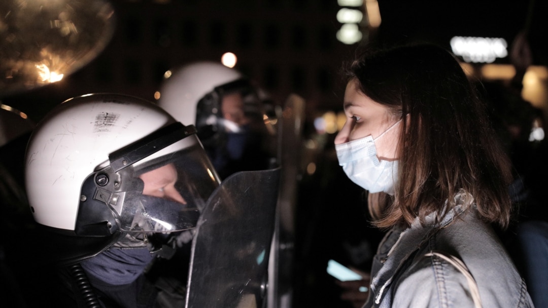 Demonstrantkinja stoji naspram policajca za vreme protesta u Varšavi 26. oktobra 2020.