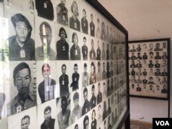 Foto-foto para tahanan saat rezim Khmer Merah berkuasa dipamerkan di Museum Genosida Tuol Sleng, di Pnom Penh, Kamboja.(Sun Narin/VOA Khmer)