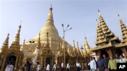 အမေရိကန်သမ္မတဟောင်း ဂျင်မီကာတာနှင့်ဇနီး ရွှေတိဂုံစေတီတော်ကို ဖူးမြော်ရန် လာရောက်စဉ်။