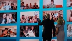 Džo Bajden i njegova supruga Džil mašu pristalicama na virtualnoj konvenciji u Vilmingtonu u Delaveru, na kojoj je Bajden prihvatio demokratsku nominaciju, 20. avgusta 2020.
