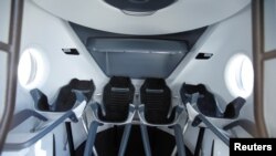 Інтер'єр космічного корабля Crew Dragon. Презентація: 13 серпня 2018 року