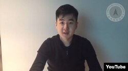 말레이시아에서 피살된 북한 김정남의 아들 김한솔이 지난 8일 인터넷에 처음으로 모습을 드러냈다. 김한솔은 'KHS 비디오' 라는 제목의 동영상에서 아버지가 며칠 전 살해됐고 자신은 가족들과 대피했다고 밝혔다.