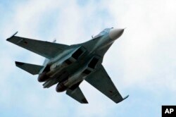 Arhiva - Ruski lovac u letu tokom vojne parade povodom Dana nezavisnosti Venecuele u Fort Tihuani u Karrakasu, Venecuela, 5. juna 2006.