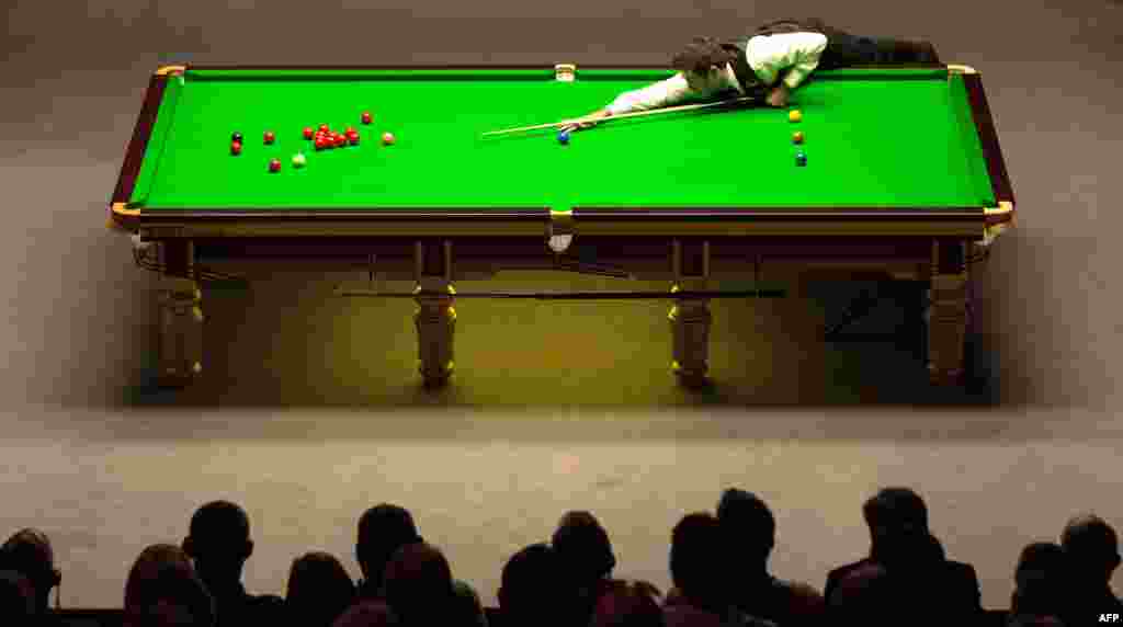 Pebilyar Inggris, Ronnie O&#39;Sullivan bersiap melakukan tembakan pada Kejuaraan Bilyar di Sheffield, Inggris.