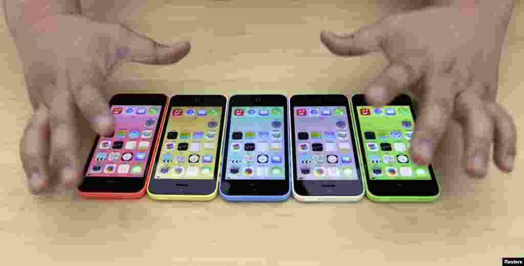 Produk baru Apple, iPhone 5C dalam lima warna dipajang saat pengumuman peluncuran produk baru Apple di sebuah toko di Beijing, China.